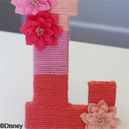 手工小制作-用毛線制作的條紋字母