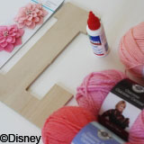 手工小制作-用毛線制作的條紋字母